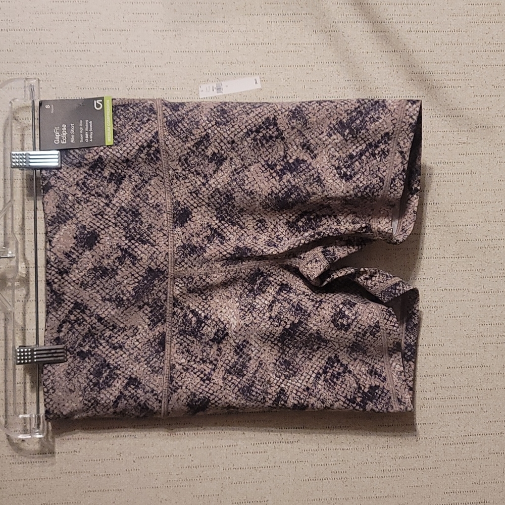 GAP GapFit Eclipse Super High Rise Bike Short: Gray Snake Print: NWT: SZ S